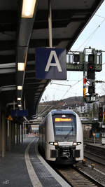 462 068 unterwegs als RE4 nach Düsseldorf Hbf, hier im Februar 2021 bei der Einfahrt am Hauptbahnhof Wuppertal.