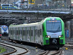 Der Elektrotriebzug 3429 016 im Februar 2021 bei der Ankunft am Hauptbahnhof Wuppertal.