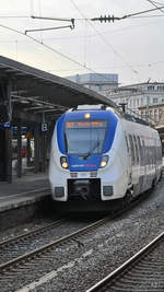 Der National Express-Elektrotriebzug 855 ist hier im Februar 2021ls RE7 nach Münster Hiltrup bei der Abfahrt vom Hauptbahnhof Wuppertal zu sehen.