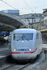 Ein ICE 1 (401 554) war im Februar 2021 bei der Ankunft am Hauptbahnhof Wuppertal zu sehen.