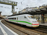 Ein ICE 2 (402 031) war im Februar 2021 bei dem Halt am Hauptbahnhof Wuppertal zu sehen.