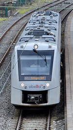 Der Triebzug VT 12 12 02 ist hier Mitte März 2021 beim Halt in Wuppertal-Unterbarmen zu sehen.