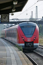 Der Elektrotriebzug 1440 817-3 ist hier im September 2021 beim Halt in Wuppertal-Unterbarmen zu sehen.