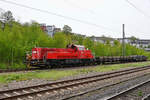 Die Diesellokomotive 265 011-7 zog Ende April 2022 zwei Flachwagen durch Wuppertal(-Barmen).