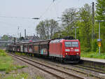 Die Elektrolokomotive 185 121-1 zog Ende April 2022 einen Güterzug durch Wuppertal(-Barmen).