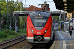 Der DB-Elektrotriebzug 1440 306-7 kommt gerade in Wuppertal-Unterbarmen an. (August 2023)