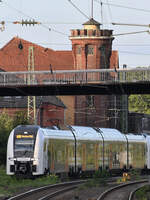 Der RRX Triebzug 462 018 ist als RE4 nach Aachen unterwegs, so gesehen Mitte August 2023 in Wuppertal-Unterbarmen.
