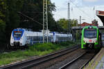 Der Elektrotriebzug 3429 023 wartet in Wuppertal-Unterbarmen auf die Weiterfahrt und wird gerade auf dem Ferngleis vom Elektrotriebzug 655 überholt. (August 2023)
