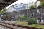 Die Stützmauer hinter Bahnsteig 5, am 13.10.2023 in Wuppertal Hbf.
