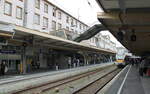 Bahnsteig 1 mit dieser ungewöhnlichen Bahnsteigüberführung, am 13.10.2023 in Wuppertal Hbf.