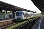 Ein dreiteiliger Triebwagen der Erfurter Bahn, vorn VT 650261, ist hier am 2.5.2024 um 10.38 Uhr  in Zeitz eingefahren.