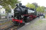 99 0787, hergestellt von LKM Babelsberg mit �lfeuerung vor einem Personenzug nach Oybin im Schmalspurbahnhof Zittau Ende Oktober 2026