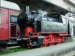 Tenderlok mit der Nr. 105 (1952/Esslingen) zusammen mit einer umgebauten Donnerbchse ausgestellt im Bf. Zollhaus-Blumberg. (Aufgenommen 09.05.2009) 