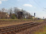 Blick von der Straße An den Wulzen zum Gleis 1 mit dem Bahnhofsgebäude und dem Bahnwasserturm des Bahnhofs Zossen am 28.