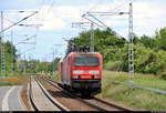 Nachschuss auf 143 825-8 DB, die mit Zuglok 146 225-8 von DB Regio Baden-Württemberg, mit Werbung für das Baden-Württemberg-Ticket, den Hp Zscherben auf der Bahnstrecke