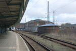 Blick vom Bahnsteig 5 auf das Bahnhofsgebäude in Zwickau (Sachs) Hbf, am 03.04.2023.