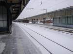 Bahnsteig mit den Gleisen 3 und 4 im Hauptbahnhof Zwickau nach den Schneefllen der letzten Nacht.