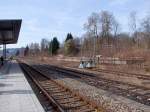 Bhf-Zwiesel(Bay), besteht sozusagen nur aus einem groen Inselbahnsteig (hier Gleis5),  und den aufgelassenen bzw. verwachsenen Gleisanlagen; 120328