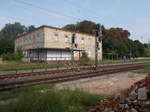 Das nicht mehr genutzte Bahnhofsgebäude von Passow(Strecke Angermünde-Szczecin)am 26.August 2017.