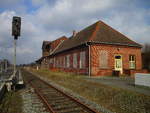 Auch das Bahnhofsgebäude von Lübz steht leer und wurde zugenagelt.Aufgenommen am 22.Februar 2020.