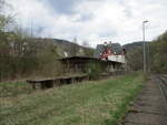 Nicht mehr genutzt wird das ehemalige Bahnhofsgebäude von Rauenstein.Aufnahme vom 27.April 2022.