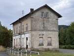 Das „Geisterhaus“-Bahnhofsgeb�ude am Haltepunkt Neuses b.