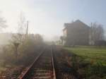 Der Bahnhof Göttengrün-Gefell im Frühnebel am 24.10.14, leider fährt hier kein Zug mehr.