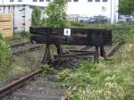 Der ehemalige Umschlagbahnhof in Bielefeld Ost. Heute befindet sich auf dem Gelnde eine Holzfabrik. Nur die zugewachsenen Gleise und ein Containerkran erinnern an die alte Zeit. Das Gelnde ist offen zugnglich! Aufgenommen am 17.08.2010.