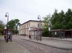 Neustadt (Dosse) (Hamburger Bahn), Empfangsgebude, Vorplatz mit Bushaltestellen (05.05.2009)