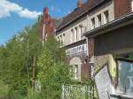 Neuruppin, ehem. Hauptbahnhof, Gleisseite, Stationsname am Bahnhofsgebäude (aufgenommen am22.06.2012)