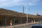 Blick auf  die zum Teil abgetragene Stützmauer in der Riesaer Str., zwischen Radebeul Ost und  Dresden Neustadt. Wegen der Dammverbreiterung ist ein teilweiser Neuaufbau erforderlich.21.03.2014  12:31 Uhr.