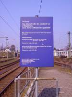 Hinweisschild in Itzehoe zum berschreiten der Gleise.