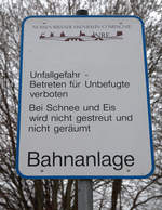 Dieses typische Hinweischild auf Bahnanlagen findet man häufig, allerdings meistens mit dem DB Logo, hier mit einer kleinen Änderung, Hinweis auf den Namen der ehemaligen   Nossen - Riesaer
