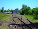 Lokschuppen von Stadthagen West am 10.5.08 Rechts gammelt noch ein alter Gterwagen vor sich hin.