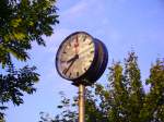Bahnhofsuhr im Abendlicht. 
