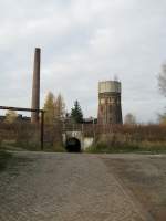 Hinter dem Bahndamm schauen die berreste des BW Zeitz hervor, Zeitz 13.11.08