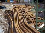 Wie weiche Spaghetti liegen diese 120 Meter langen Schienen an einer Baustelle neben den Gleisen. Gesehen am 27.02.2010 am Buschtunnel in Aachen.