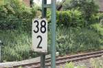 Kurz hinter dem Bahnbergang an der Jchener Windmhle befindet sich die Kilometertafel 38,2 an der Bahnstrecke von Kln Ehrenfeld nach Mnchengladbach-Rheydt.