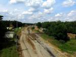Blick auf den Bahnhof Brand am 04.08., dieser hat gleich beide Hauptgleise verloren und wird nur noch heftigst durch LKW´s bedient - die Arbeiten rollen krftig, sind aber trotzdessen in Verzug