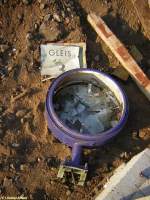 Begleiteffekte der Modernisierung des Bahnhofes Frankfurt am Main   - Sportfeld fr die Fussball-WM 2006: Am Gleisdreieck lagen am  14.10.2005 eine zertrmmerte Bahnhofsuhr und eine Gleisnummerntafel.