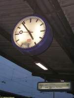Bilderrtsel: Welche der beiden Anzeigen am Bahnhof   Frankfurt am Main-Hchst auf diesem Bild vom 12.11.2005  ist falsch ? Beinahe jedem Menschen drfte das Anzeigechaos  bei der DB schon mal