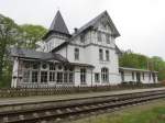 Das frisch renovierte Bahnhofsgebude von Gadebusch am 07.05.2012 an der Strecke Schwerin - Rehna