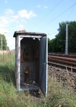 26.8.2012 Nassenheide (Nordbahn), Fernsprechhäuschen, das im Zuge der Streckensanierung vermutlich rückgebaut wird.