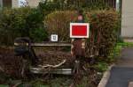 Prellbock am Ende von Gleis 12 in Neckarelz. Auf den Prellbock scheint eine alte badische Schlusslaterne noch ihren Dienst zu verrichten....natrlich elektrische und statt mit Petrollium. 3.11.2012