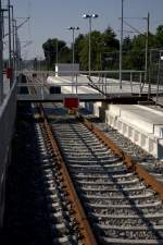 Diese  verschiebbare Brcke ermglicht den Zugang vom  neuen S-Bahnsteig zum  aktuell noch genutzten Interimsbahnsteig in Radebeul West.