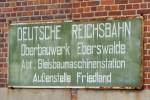 Dieses Schild auf dem stillgelegten Bahnhof in Friedland weist auf die Vergangenheit seines Gebudes hin. - 12.11.2013