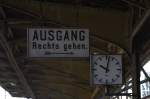 Ausgang, bitte Rechts gehen, ist am 11.05.2014 nett gemeint, aber eher unnötig, um 10:01 Uhr ist der Fotograf der einzige auf dem Bahnsteig.