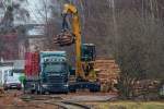 Holzverlader auf der Torgelower Ladestrasse mit neuer Strategie. Hier wurden Rundhölzer mit einem CAT M 318   vor der Ankunft des Holzzuges auf der Ladestrasse aufgetürmt. - 14.03.2015