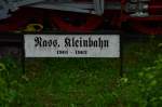 Schild das an die Betriebsjahre der meterspurigen nassauischen Kleinbahn erinnert.