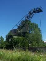 Der alte Bekohlungskran des ehemaligen Bw Rosenheim rottet vor sich hin. Aufgenommen im Sommer 2005.